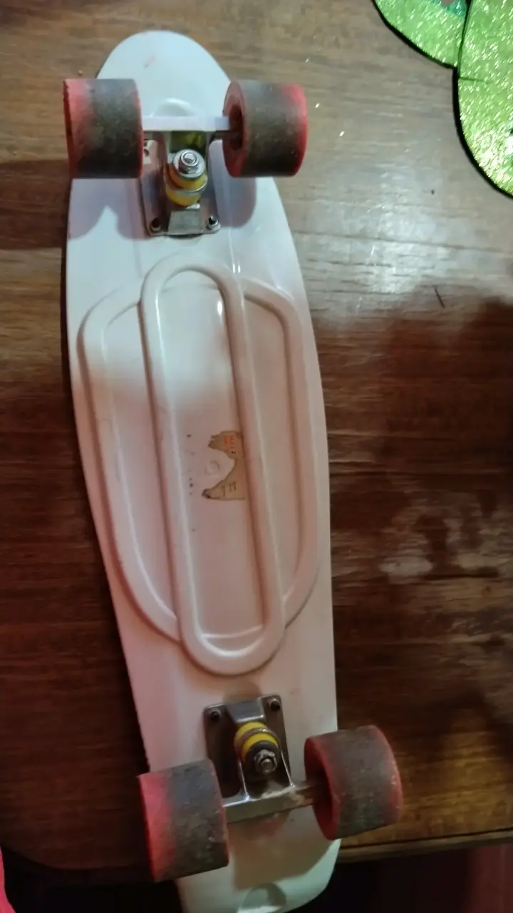 Skateboard con diseño gráfico colorido - 2