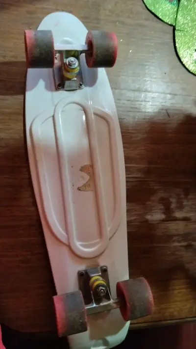 Skateboard con diseño gráfico colorido - miniatura 2