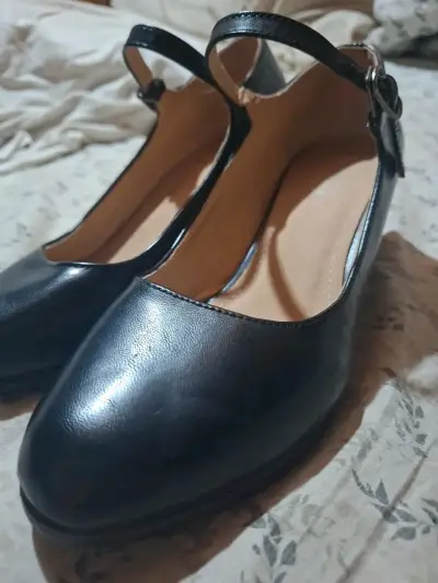 Zapatos de tacón bajo negros con correa - miniatura 1