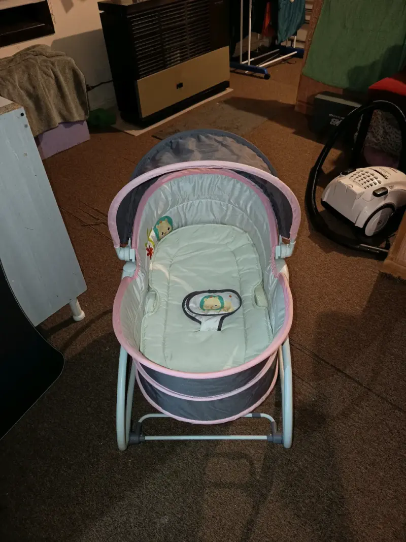 Cuna mecedora para bebé con dosel y juguetes - 5