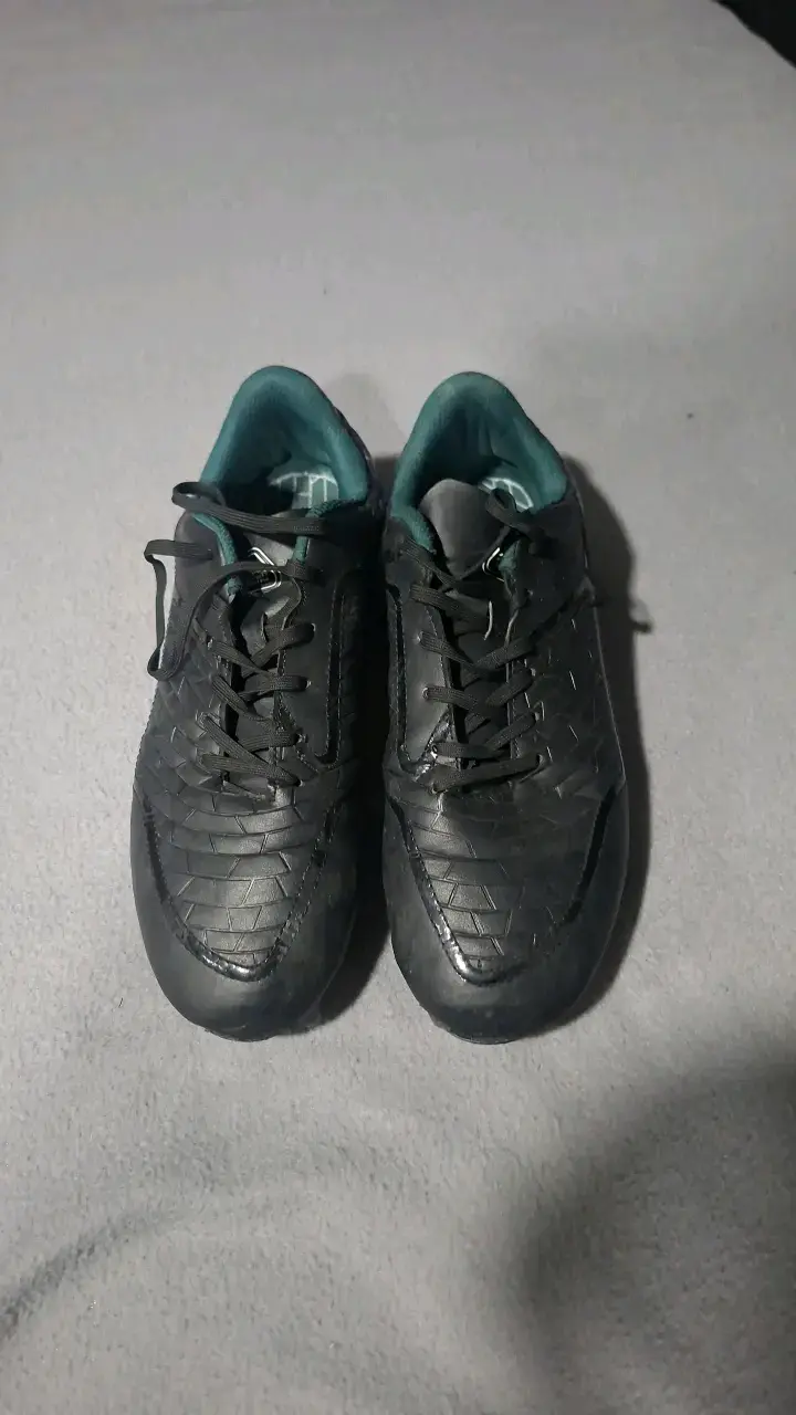 Zapatos de fútbol negros con taches - 1