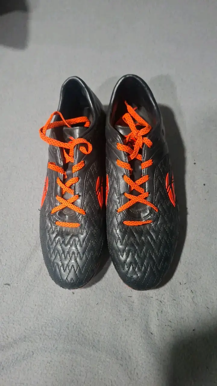Zapatillas de fútbol negras con cordones naranjas - 1
