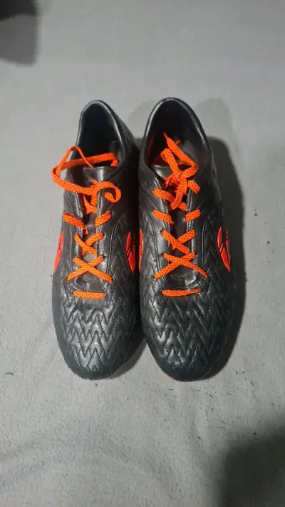 Zapatillas de fútbol negras con cordones naranjas - miniatura 1