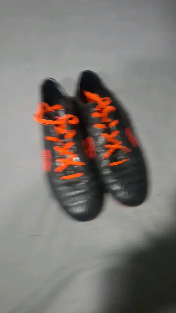 Zapatillas de fútbol negras con cordones naranjas - 2