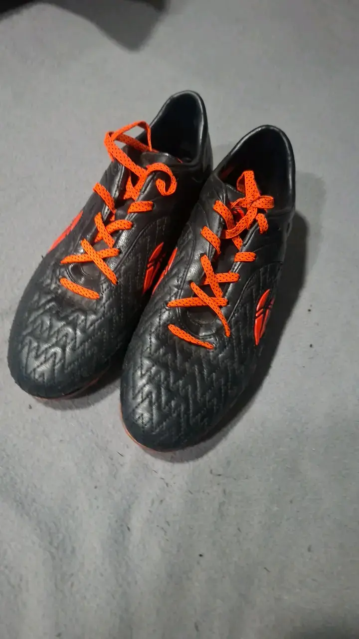 Zapatillas de fútbol negras con cordones naranjas - 3