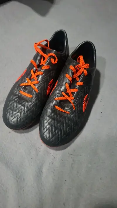 Zapatillas de fútbol negras con cordones naranjas - miniatura 3