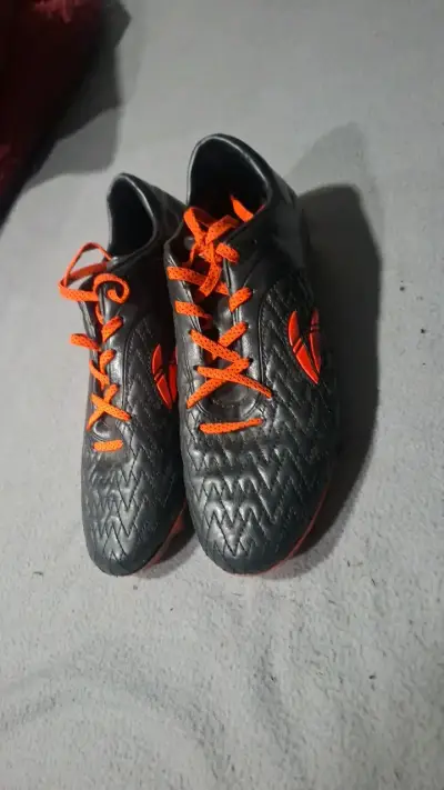 Zapatillas de fútbol negras con cordones naranjas - miniatura 4
