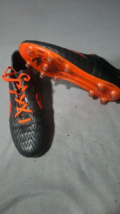 Zapatillas de fútbol negras con cordones naranjas - miniatura 5