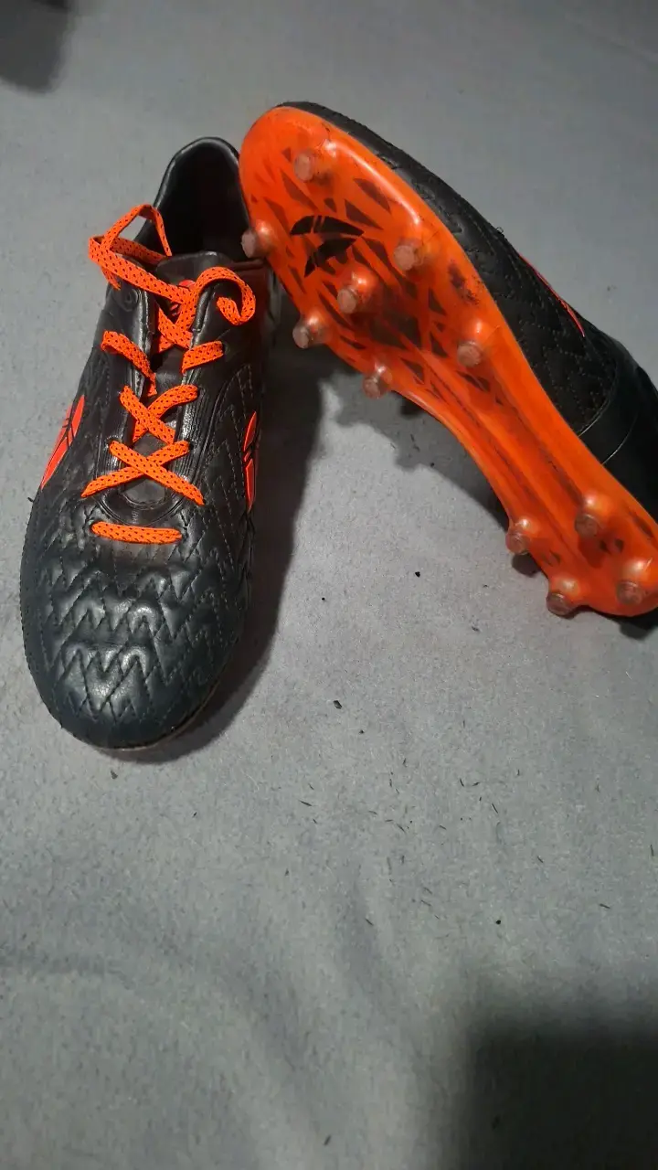 Zapatillas de fútbol negras con cordones naranjas - 6