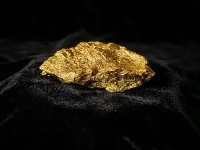 Piedra decorativa dorada para interiores - miniatura 2