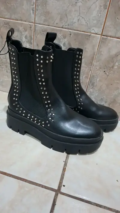 Botines negros con tachas Zara para mujer - miniatura 1