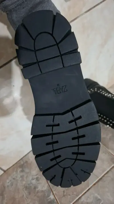 Botines negros con tachas Zara para mujer - miniatura 2