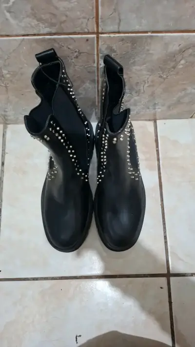 Botines negros con tachas Zara para mujer - miniatura 3