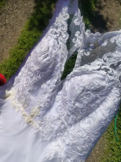 Vestido de Novia Blanco con Encaje Elegante - miniatura 2