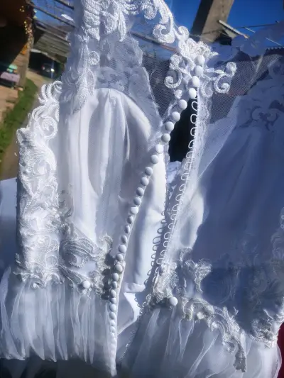 Vestido de Novia Blanco con Encaje Elegante - miniatura 3