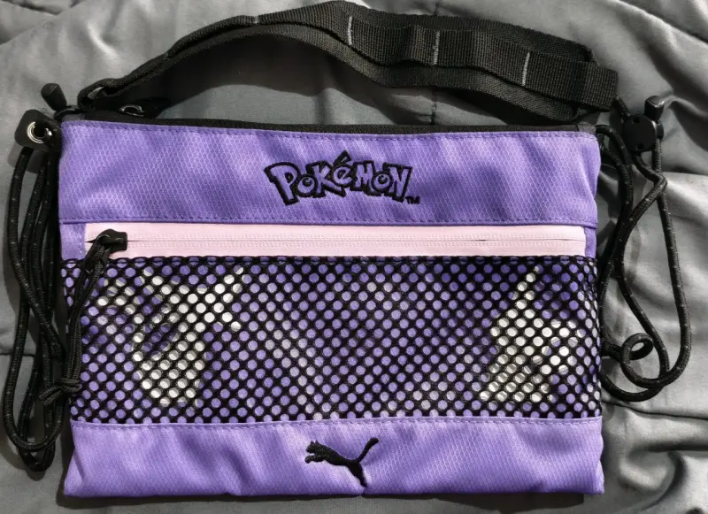 Bolso cruzado Pokémon x Puma morado y negro - 1