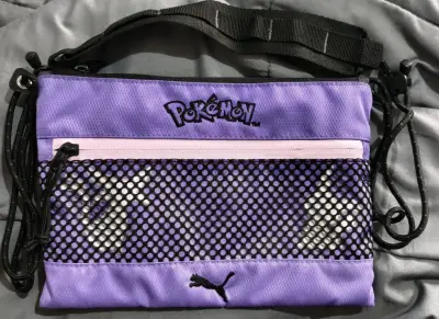 Bolso cruzado Pokémon x Puma morado y negro - miniatura 1