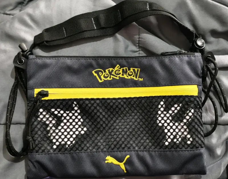Bolso cruzado Pokémon x Puma morado y negro - 2
