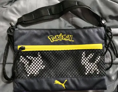 Bolso cruzado Pokémon x Puma morado y negro - miniatura 2