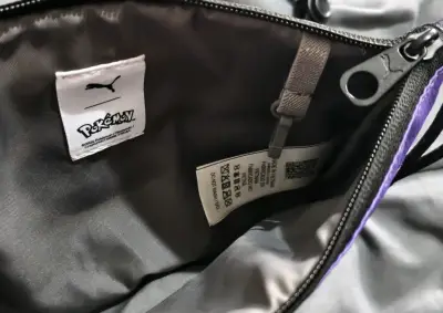 Bolso cruzado Pokémon x Puma morado y negro - miniatura 3