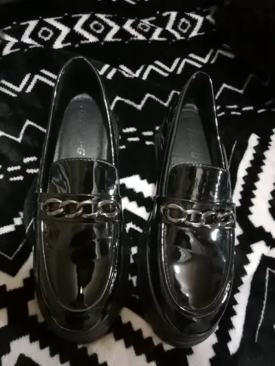 Mocasines negros con cadena metálica y plataforma - miniatura 1