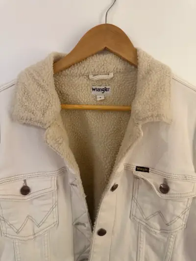 Chaqueta Wrangler de mezclilla con forro de borrego - miniatura 2