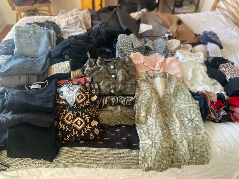 Lote de ropa variada para mujer en buen estado - 1