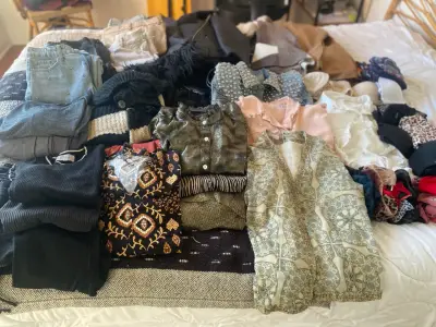 Lote de ropa variada para mujer en buen estado - miniatura 1