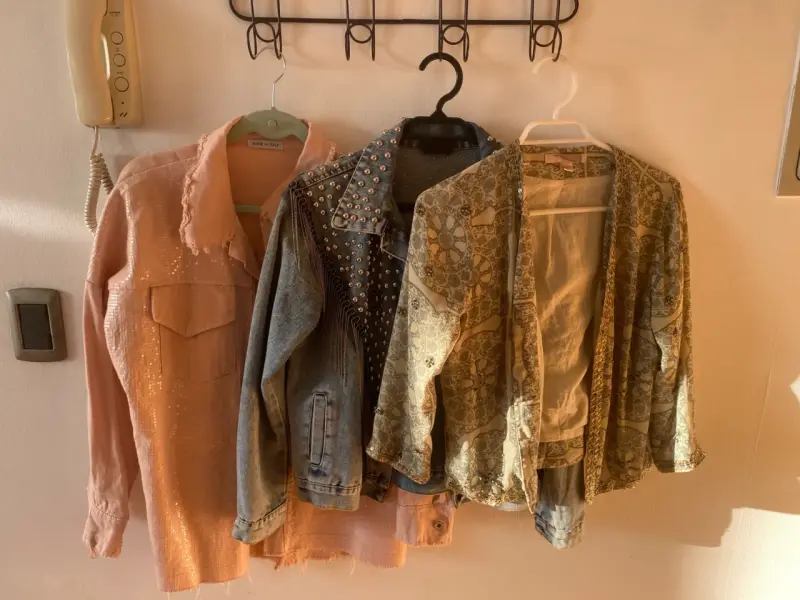 Lote de ropa variada para mujer en buen estado - 3