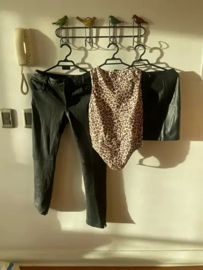 Lote de ropa variada para mujer en buen estado - miniatura 5