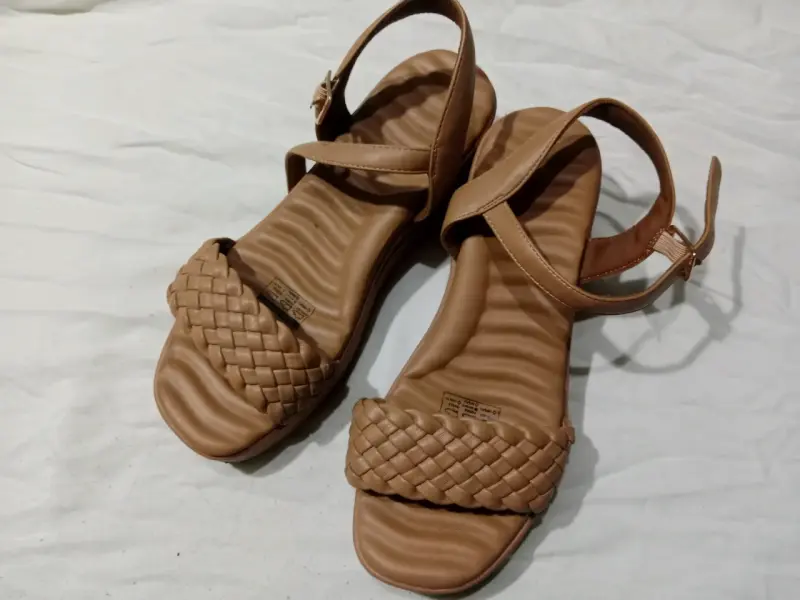 Sandalias planas de cuero sintético color café - 1