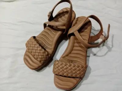 Sandalias planas de cuero sintético color café - miniatura 1