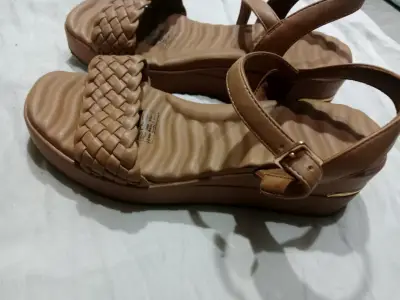 Sandalias planas de cuero sintético color café - miniatura 3