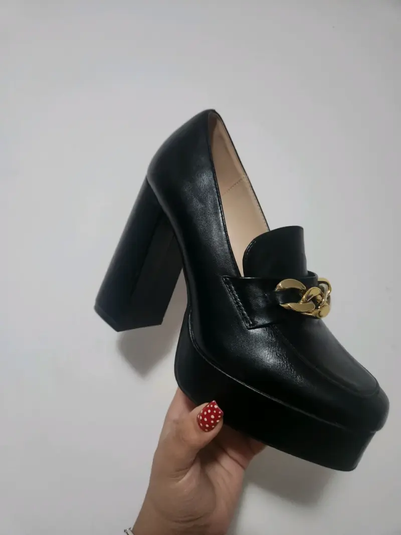 Zapatos de tacón alto negros con cadena dorada - 1