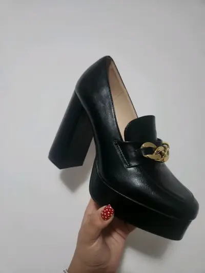 Zapatos de tacón alto negros con cadena dorada - miniatura 1