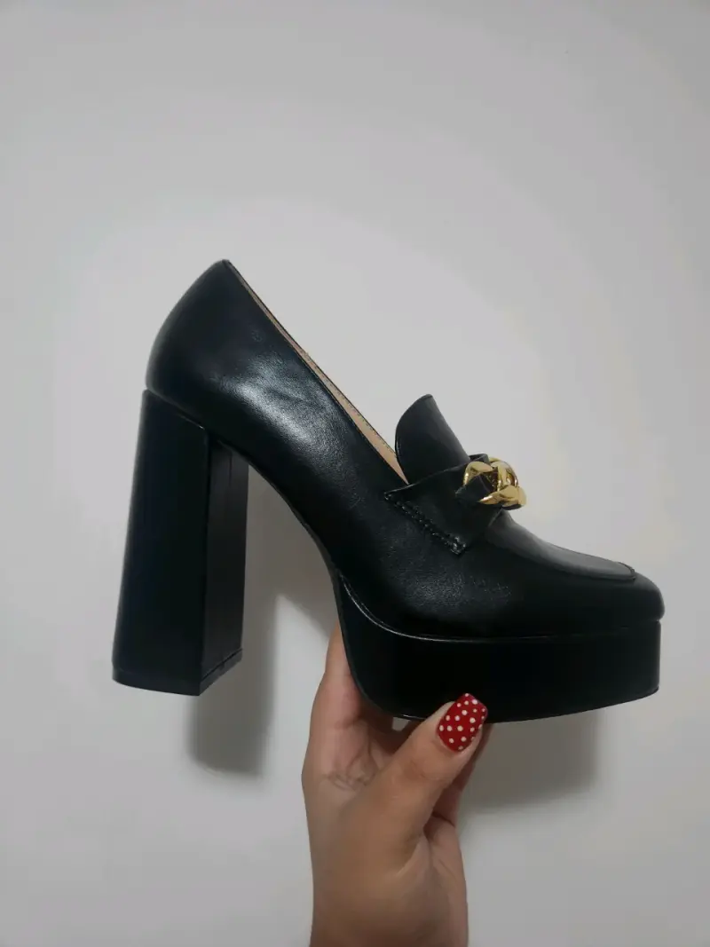 Zapatos de tacón alto negros con cadena dorada - 2