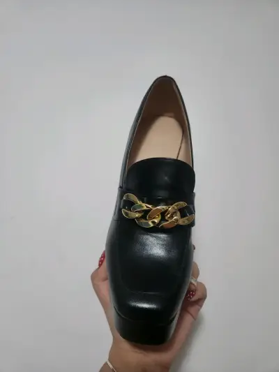Zapatos de tacón alto negros con cadena dorada - miniatura 3
