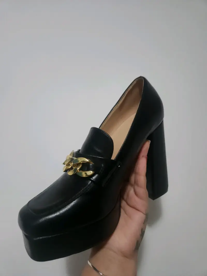 Zapatos de tacón alto negros con cadena dorada - 4