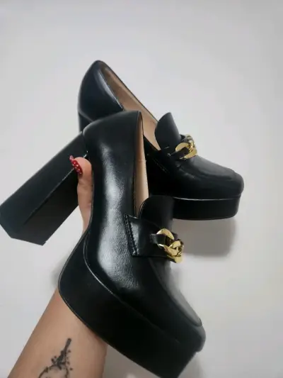 Zapatos de tacón alto negros con cadena dorada - miniatura 5
