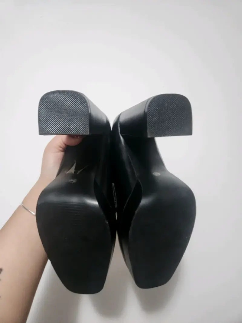 Zapatos de tacón alto negros con cadena dorada - 6