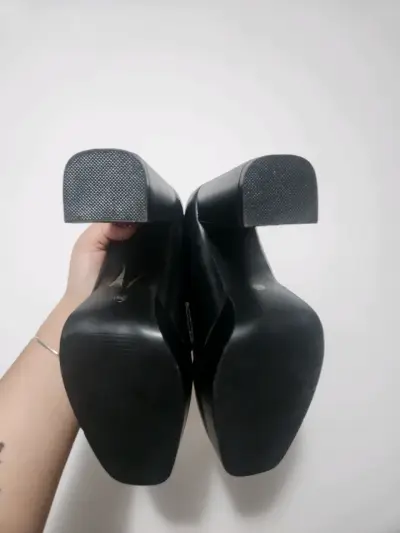 Zapatos de tacón alto negros con cadena dorada - miniatura 6