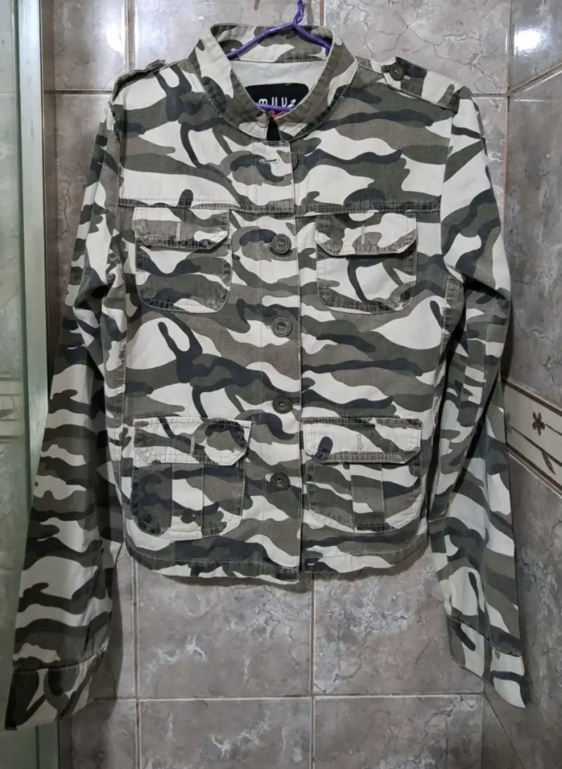 Chaqueta camuflada estilo militar para niña