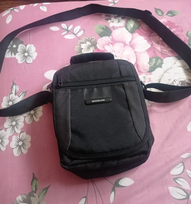 Bolso bandolera negro ningún detalle, como nuevo - 1