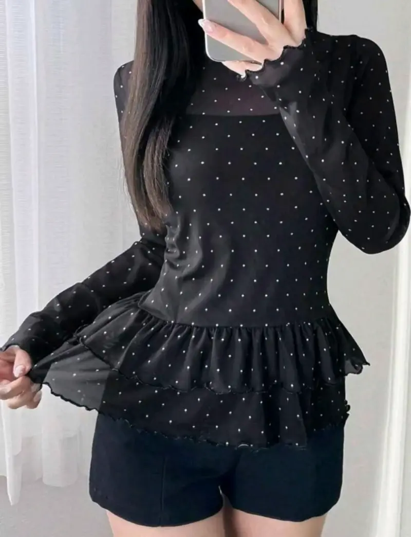 Blusa negra de puntos con volantes - 1