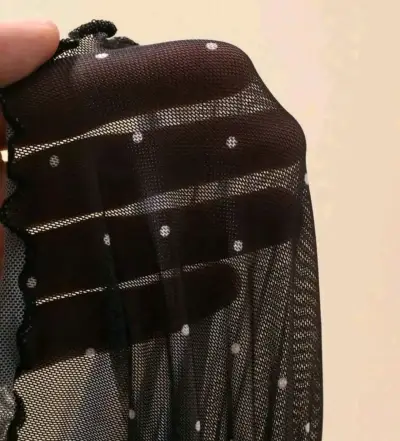 Blusa negra de puntos con volantes - miniatura 2