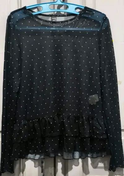 Blusa negra de puntos con volantes - miniatura 3