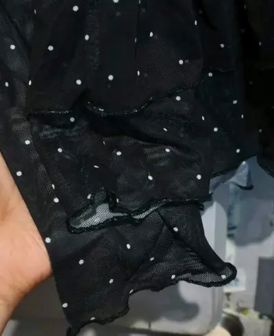 Blusa negra de puntos con volantes - miniatura 5