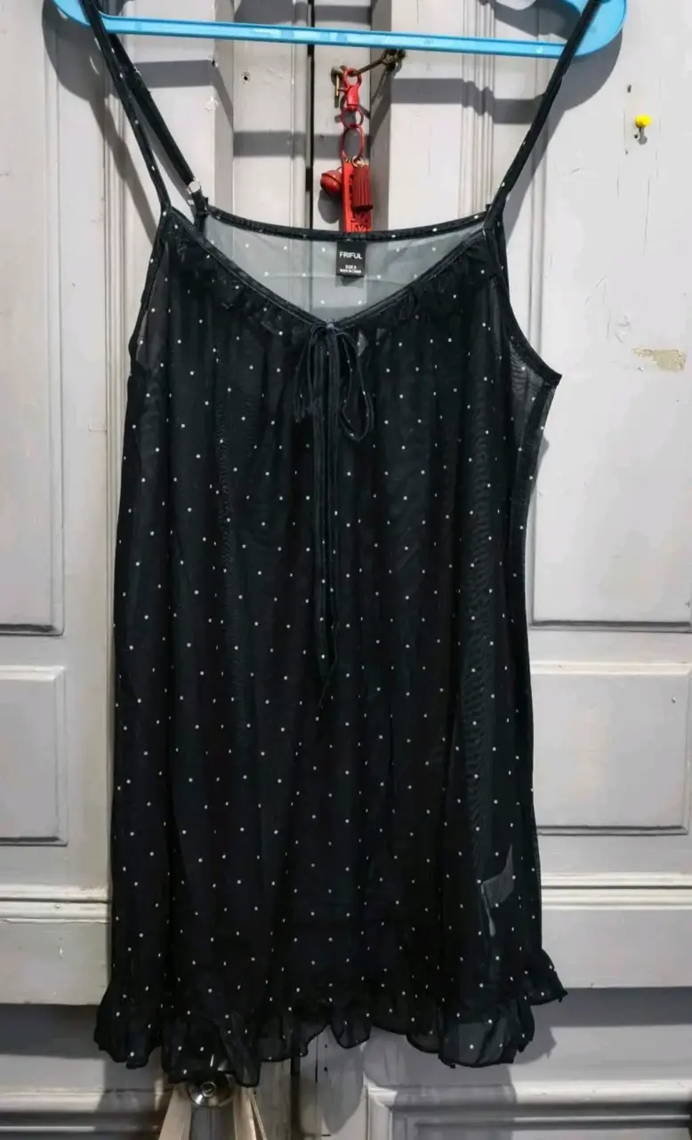 Vestido negro con lunares y volantes - 2