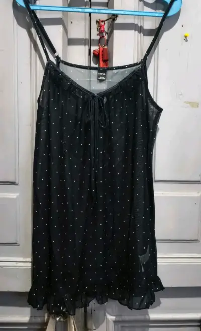 Vestido negro con lunares y volantes - miniatura 2