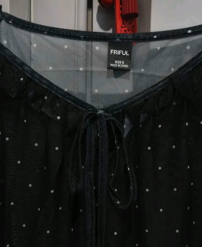 Vestido negro con lunares y volantes - 3